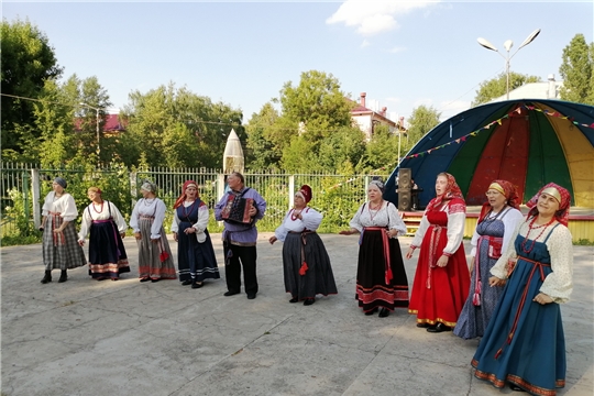 Народный фольклорный ансамбль из деревни Чучулино Новгородской области выступил перед жителями и гостями города Канаш
