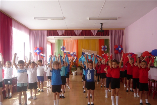 В образовательных учреждениях города Канаш прошли мероприятия, посвященные Дню флага