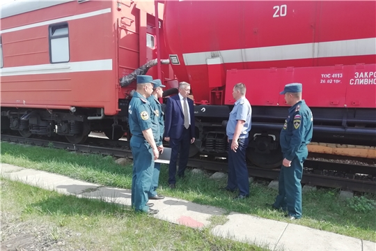 Пожарный поезд стоит на запасном пути