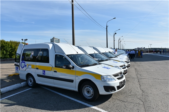 Вручение ключей от автобусов организациям социального обслуживания