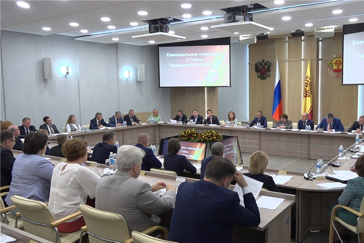 14 тысяч многодетных семей Чувашии стоят в очереди на получение земли, более восьми тысяч — уже оформили их в собственность. Эти и другие вопросы глава Чувашии обсудил на еженедельном совещании.