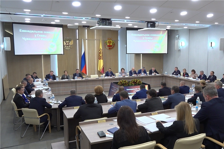 Завершение уборочных работ и подготовку к новому отопительному сезону обсудили на еженедельном совещании Главы Чувашии Михаила Игнатьева.