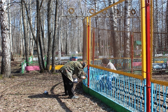 В городском парке культуры и отдыха продолжается подготовка аттракционов и паркового хозяйства к открытию весенне-летнего сезона