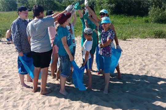 Волонтеры из гимназии города Шумерля инициировали и провели экологическую акцию «Наш чистый берег»