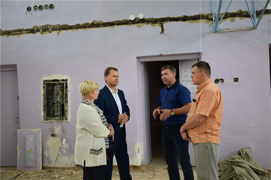 Глава администрации города Шумерля Алексей Григорьев проинспектировал ход ремонтных работ в школе №2