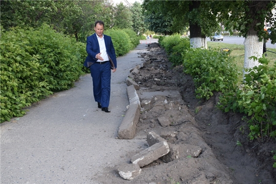 Глава администрации города Шумерля Алексей Григорьев проинспектировал ход работ по дорожному ремонту
