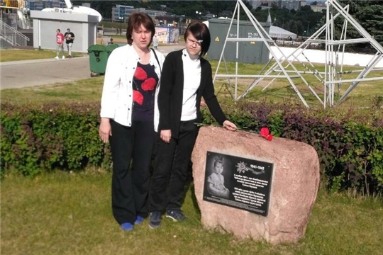 Шумерлинские поисковики посетили памятник Галине Керзиной - жертве единственной бомбардировки Чебоксар