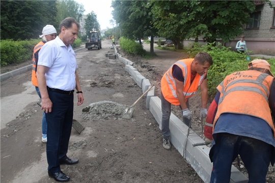 Глава администрации проинспектировал ход ремонтных работ дороги по улице Щорса