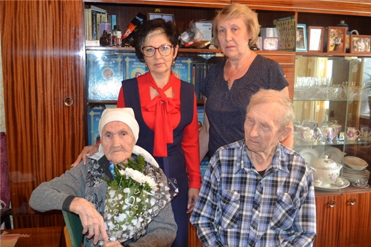 Долгожительница города Шумерля Вера Александровна Ефремова принимала поздравление с 90-летием