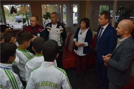 Глава администрации города Шумерля Алексей Григорьев поприветствовал команду юных футболистов из Республики Алжир