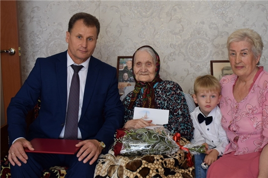 Глава администрации города Шумерля поздравил Екатерину Филипповну Николаеву со 100-летним юбилеем