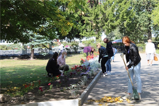 В парке культуры и отдыха города Шумерля продолжаются экологические субботники