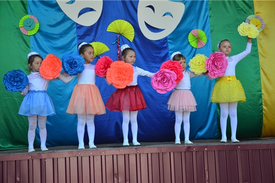 В честь открытия летней детской площадки «Краски лета» прошла праздничная  программа