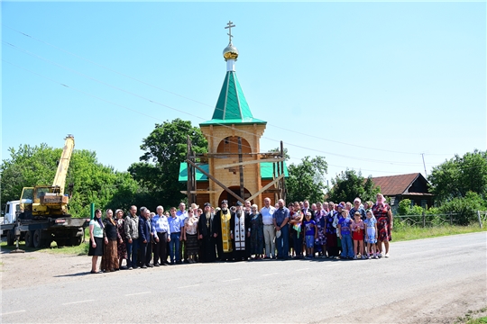 В с.Новое Чурашево Ибресинского района состоялось освящение креста с куполом на колокольне часовни Св. Троицы