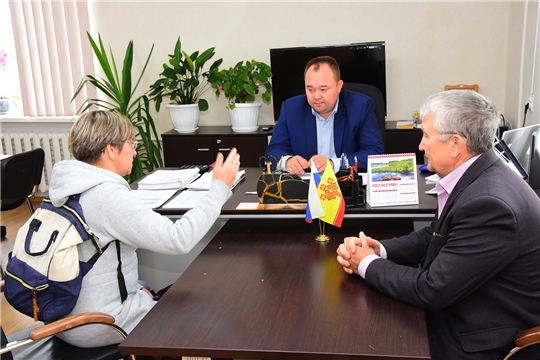 На прием к главе администрации Ибресинского района Сергею Горбунову обратилась жительница п. Ибреси с вопросом о бродячих лисах