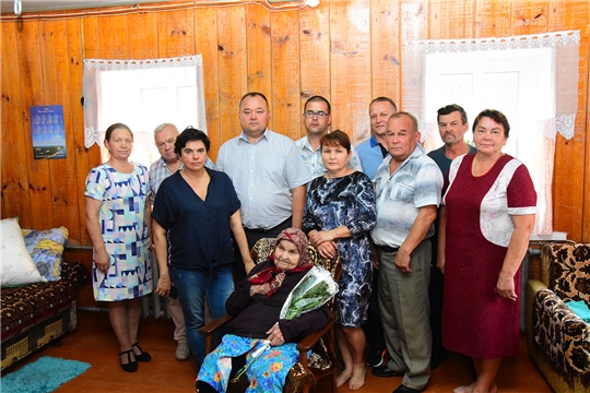 Поздравления с 90-летием получает жительница села Хормалы Анна Сюмакова