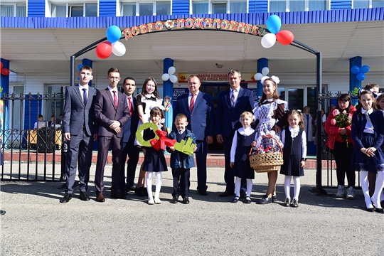 Сергей Горбунов поздравил учащихся и преподавателей Ибресинской средней школы №1 с Днем знаний