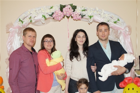 Калининский район: 500 семей получают ежемесячную денежную выплату за рождение первого ребенка