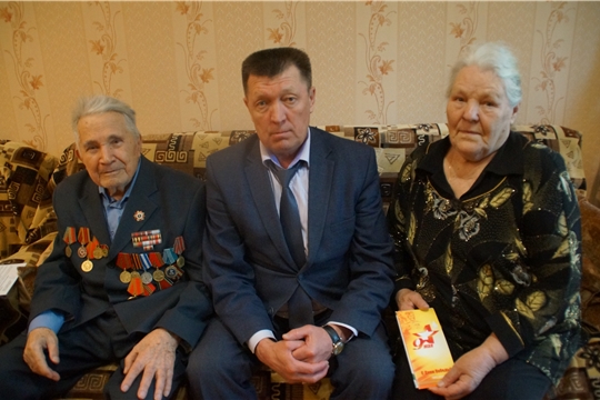 Глава администрации Калининского района Яков Михайлов поздравил ветеранов с Днем Победы