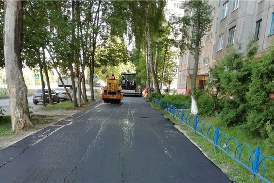 Во дворах Калининского района г. Чебоксары обновляется асфальт
