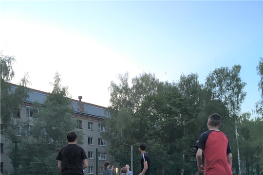 В Калининском районе прошли соревнования по стрит-баскету среди дворовых команд