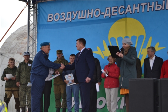 Начальнику Чебоксарского аэроклуба имени А. В. Ляпидевского Вячеславу Антонову вручена юбилейная медаль «В память о 550-летии города Чебоксары»