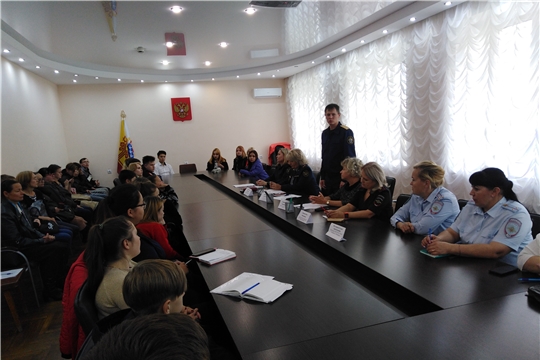 В Калининском районе проведен «Круглый стол» с подростками «группы риска»