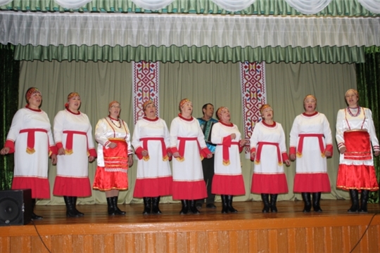 Уйкас Кипек ялӗнчи фольклор ушкӑнӗ илемлӗ юрӑ-кӗвӗпе савӑнтарчӗ