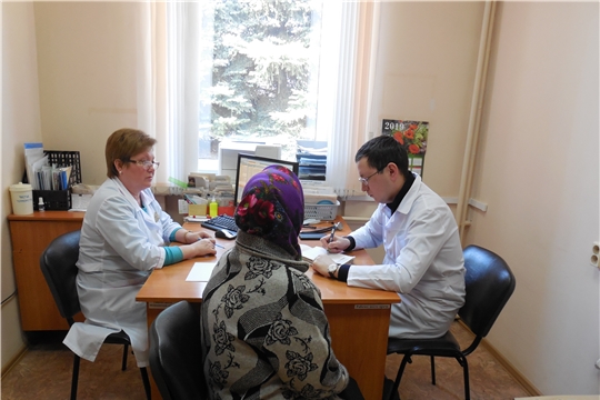 Узкие специалисты республиканских клиник провели выездной прием в Канашском районе