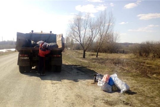 Продолжается работа по уборке мусора вдоль автомобильных дорог