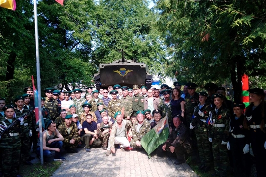 В Сквере афганцев у памятника погибшим воинам-афганцам и символического пограничного столба состоялся митинг, посвященный Дню пограничника