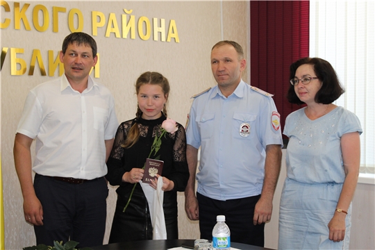 В Канашском районе накануне Дня России  состоялась торжественная церемония  вручения паспортов юным гражданам страны