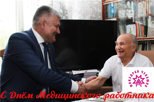 Министр здравоохранения поздравил с Днем медицинского работника ветерана отрасли Николая Григорьева