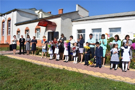 В МБОУ «Шоркасинская  СОШ»  на торжественную линейку, посвященную Дню знаний, выстроился весь педагогический  коллектив во главе с директором школы Г.Г. Петровой