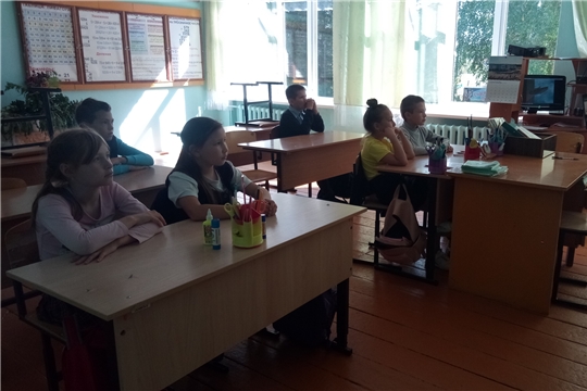 В рамках месячника по пожарной безопасности 13 сентября в 4 классе Малокибечской школы прошёл классный час "Огонь ошибок не прощает"