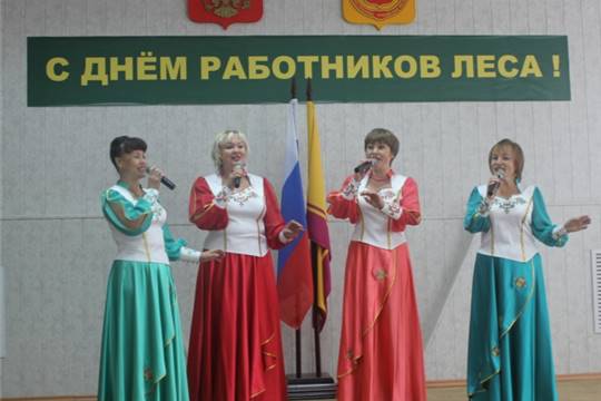 Премьер-министр поздравил работников леса с профессиональным праздником