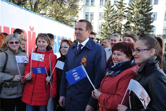 Глава Чувашии Михаил Игнатьев вместе с чебоксарцами и гостями столицы республики исполнил песню «День Победы»