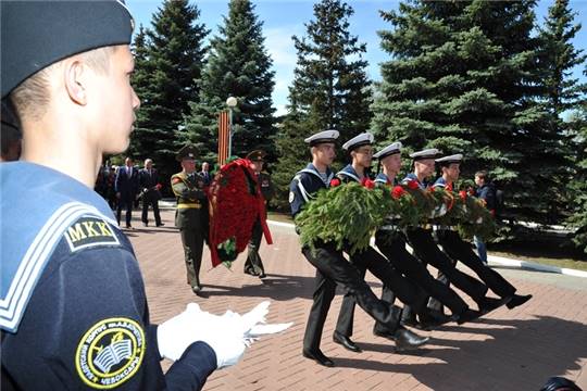 Торжественная церемония возложения цветов к Вечному огню в память о защитниках родины у Монумента Воинской Славы в Мемориальном комплексе «Победа» г. Чебоксары