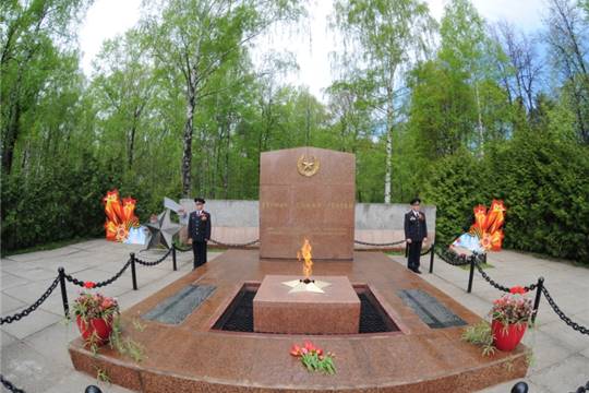 В Чебоксарах состоялась церемония возложения цветов и венков к братской могиле воинов