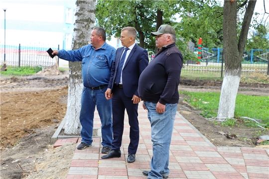 Глава администрации Комсомольского района Александр Осипов ознакомился с ходом благоустройства центрального парка