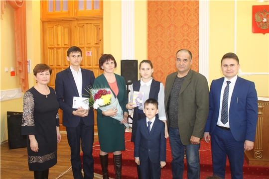 В Козловском районе в торжественной обстановке вручили удостоверения пяти многодетным семьям