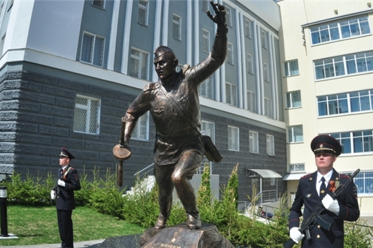 В Чебоксарах установили памятник Герою Советского Союза Алексею Логинову