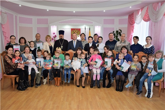 Состоялось торжественное вручение удостоверений многодетным семьям Красночетайского района