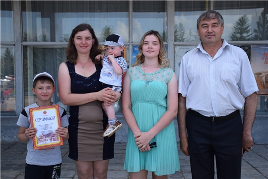 В преддверии празднования Международного дня защиты детей многодетной семье вручен сертификат на земельный участок
