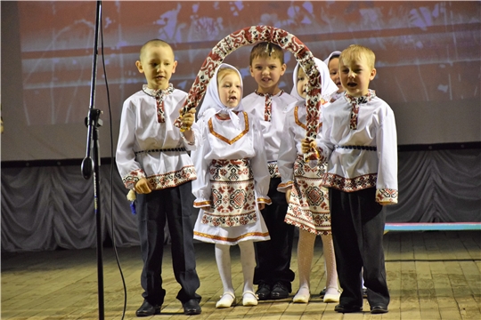 В Красночетайском районе проходит фольклорный фестиваль дошкольников «Урам вăййисем»