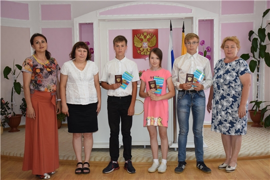 В преддверии Дня России юным красночетайцам вручили первые паспорта