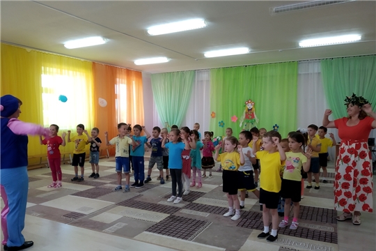 Жизнь детей в детском саду в летний период наполнена праздниками, развлечениями, играми, смехом и весельем