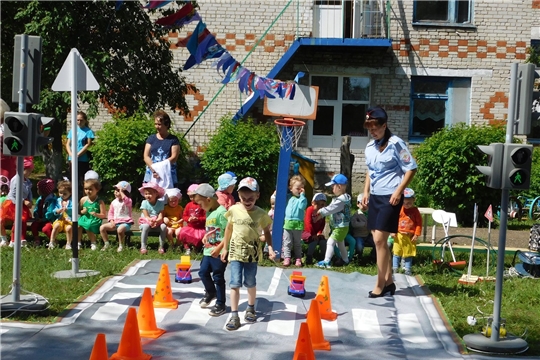 В детском саду «Рябинушка» прошло развлечение по правилам дорожного движения