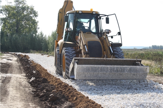 Идут работы по ремонту грунтовой дороги в деревне Торханы