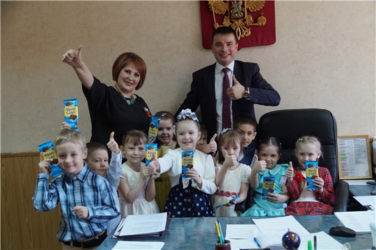 Юные чебоксарцы поздравили муниципальных служащих Ленинского района с Днём местного самоуправления